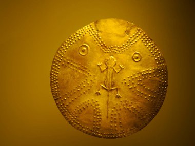 BOGOTA, COLOMBIA - 3 Temmuz 2024: Museo del Oro 'da (Altın Müzesi) sergilenen Süper Altın Eserler. Arkaplanda izole