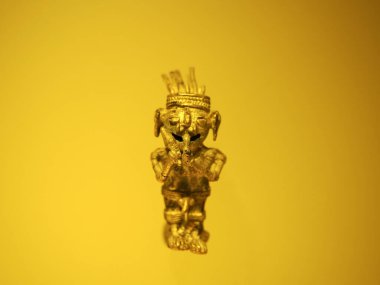 BOGOTA, COLOMBIA - 3 Temmuz 2024: Museo del Oro 'da (Altın Müzesi) sergilenen Süper Altın Eserler. Arkaplanda izole