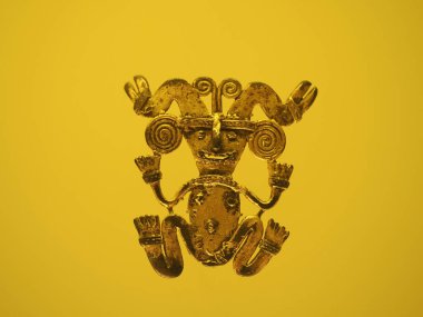 BOGOTA, COLOMBIA - 3 Temmuz 2024: Museo del Oro 'da (Altın Müzesi) sergilenen Süper Altın Eserler. Arkaplanda izole