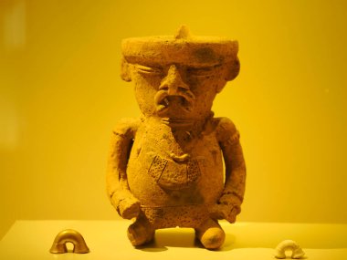 BOGOTA, COLOMBIA - 3 Temmuz 2024: Museo del Oro 'da seramik seramik seramik seramik seramik sergisi (Altın Müzesi). Arkaplanda izole