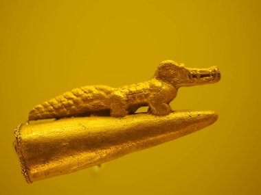 BOGOTA, COLOMBIA - 3 Temmuz 2024: Museo del Oro 'da (Altın Müzesi) sergilenen Süper Altın Eserler. Arkaplanda izole