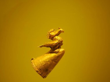 BOGOTA, COLOMBIA - 3 Temmuz 2024: Museo del Oro 'da (Altın Müzesi) sergilenen Süper Altın Eserler. Arkaplanda izole