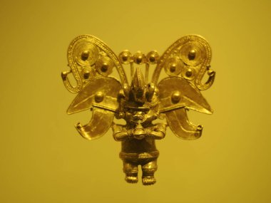 BOGOTA, COLOMBIA - 3 Temmuz 2024: Museo del Oro 'da (Altın Müzesi) sergilenen Süper Altın Eserler. Arkaplanda izole