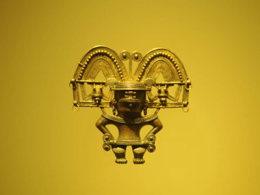 BOGOTA, COLOMBIA - 3 Temmuz 2024: Museo del Oro 'da (Altın Müzesi) sergilenen Süper Altın Eserler. Arkaplanda izole