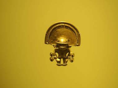 BOGOTA, COLOMBIA - 3 Temmuz 2024: Museo del Oro 'da (Altın Müzesi) sergilenen Süper Altın Eserler. Arkaplanda izole