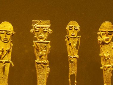 BOGOTA, COLOMBIA - 3 Temmuz 2024: Museo del Oro 'da (Altın Müzesi) sergilenen Süper Altın Eserler. Arkaplanda izole