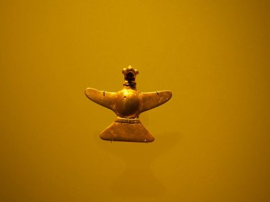 BOGOTA, COLOMBIA - 3 Temmuz 2024: Museo del Oro 'da (Altın Müzesi) sergilenen Süper Altın Eserler. Arkaplanda izole