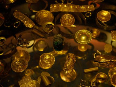 BOGOTA, COLOMBIA - 3 Temmuz 2024: Museo del Oro 'da (Altın Müzesi) sergilenen Süper Altın Eserler. Arkaplanda izole