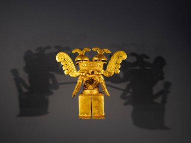 BOGOTA, COLOMBIA - 3 Temmuz 2024: Museo del Oro 'da (Altın Müzesi) sergilenen Süper Altın Eserler. Arkaplanda izole