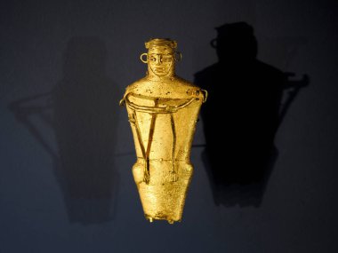 BOGOTA, COLOMBIA - 3 Temmuz 2024: Museo del Oro 'da (Altın Müzesi) sergilenen Süper Altın Eserler. Arkaplanda izole