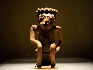 BOGOTA, COLOMBIA - 3 Temmuz 2024: Museo del Oro 'da (Altın Müzesi) sergilenen Süper Altın Eserler. Arkaplanda izole