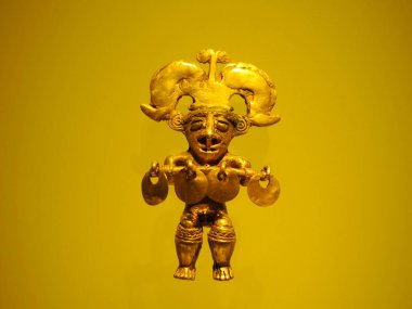 BOGOTA, COLOMBIA - 3 Temmuz 2024: Museo del Oro 'da (Altın Müzesi) sergilenen Süper Altın Eserler. Arkaplanda izole