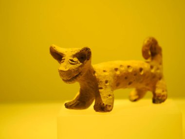 BOGOTA, COLOMBIA - 3 Temmuz 2024: Museo del Oro 'da seramik seramik seramik seramik seramik sergisi (Altın Müzesi). Arkaplanda izole