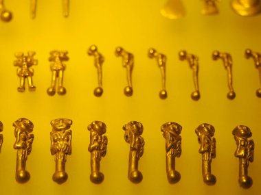 BOGOTA, COLOMBIA - 3 Temmuz 2024: Museo del Oro 'da (Altın Müzesi) sergilenen Süper Altın Eserler. Arkaplanda izole