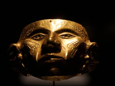 BOGOTA, COLOMBIA - 3 Temmuz 2024: Museo del Oro 'da (Altın Müzesi) sergilenen Süper Altın Eserler. Arkaplanda izole