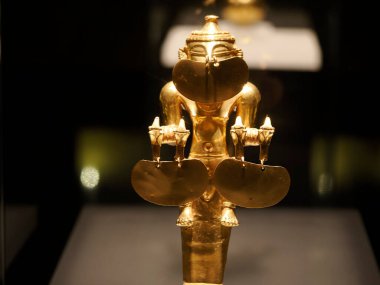 BOGOTA, COLOMBIA - 3 Temmuz 2024: Museo del Oro 'da (Altın Müzesi) sergilenen Süper Altın Eserler. Arkaplanda izole