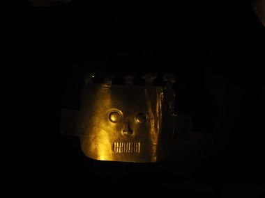 BOGOTA, COLOMBIA - 3 Temmuz 2024: Museo del Oro 'da (Altın Müzesi) sergilenen Süper Altın Eserler. Arkaplanda izole