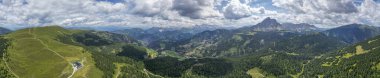 Kuzey İtalya 'nın Trentino, Güney Tyrol bölgesindeki Dolomites dağlarının Sass de Putia Havacılık manzarası.