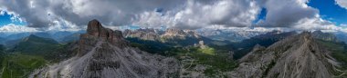 Kuzey İtalya 'da Trentino, Güney Tyrol' daki Dolomites dağ manzarasının beş kulelik Cinque 5 torri hava manzarası.