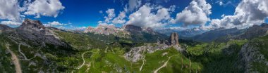 Kuzey İtalya 'da Trentino, Güney Tyrol' daki Dolomites dağ manzarasının beş kulelik Cinque 5 torri hava manzarası.
