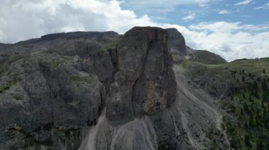 Lagazuoi Dağı, Kuzey İtalya 'nın Trentino kentindeki Dolomites Dağı manzarası..
