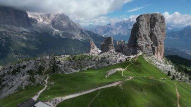 5 torri beş kule. Kuzey İtalya 'nın Trentino, Güney Tyrol bölgesindeki Dolomitlerin hava manzarası..
