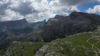 5 torri beş kule. Kuzey İtalya 'nın Trentino, Güney Tyrol bölgesindeki Dolomitlerin hava manzarası..