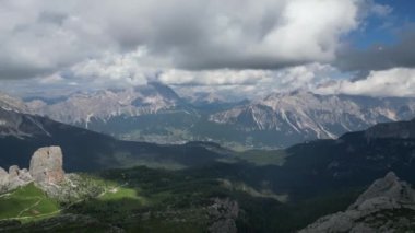 5 torri beş kule. Kuzey İtalya 'nın Trentino, Güney Tyrol bölgesindeki Dolomitlerin hava manzarası..