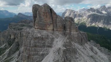 Nuvolau 5 Torri Kuzey İtalya 'da Trentino, Güney Tyrol' daki Dolomites Giau dağ manzarasının havadan görüntüsü.