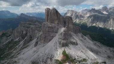 Nuvolau 5 Torri Kuzey İtalya 'da Trentino, Güney Tyrol' daki Dolomites Giau dağ manzarasının havadan görüntüsü.