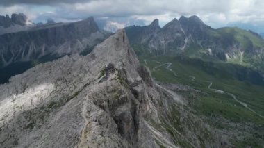 Nuvolau 5 Torri Kuzey İtalya 'da Trentino, Güney Tyrol' daki Dolomites Giau dağ manzarasının havadan görüntüsü.