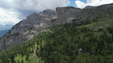 Orman ağacı, Kuzey İtalya 'da Güney Tyrol, Trentino' daki Dolomites Dağları 'nın havadan görünüşü, Marmolada Buzulu, Sassongher, Val Badia