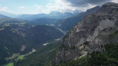 Orman ağacı, Kuzey İtalya 'da Güney Tyrol, Trentino' daki Dolomites Dağları 'nın havadan görünüşü, Marmolada Buzulu, Sassongher, Val Badia