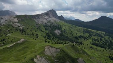 Kuzey İtalya 'nın Trentino, Güney Tyrol kentindeki Dolomites dağ manzarasının Ermentarola Havacılık manzarasından Marmolada.