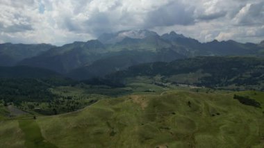 Kuzey İtalya 'nın Trentino, Güney Tyrol kentindeki Dolomites dağ manzarasının Ermentarola Havacılık manzarasından Marmolada.