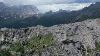 Kuzey İtalya 'nın Trentino, Güney Tyrol kentindeki Dolomites dağ manzarasının Ermentarola Havacılık manzarasından Marmolada.
