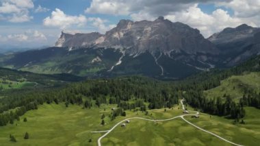 Kuzey İtalya 'nın Trentino, Güney Tyrol kentindeki Dolomites dağ manzarasının Ermentarola Havacılık manzarasından Marmolada.