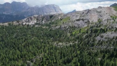 Kuzey İtalya 'nın Trentino, Güney Tyrol kentindeki Dolomites dağ manzarasının Ermentarola Havacılık manzarasından Marmolada.