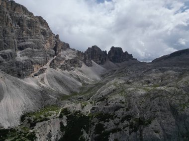 Kuzey İtalya 'nın Trentino, Güney Tyrol bölgesindeki Dolomites Dağı' nın Lagazuoi Dağı manzarası.