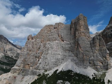 Kuzey İtalya 'nın Trentino, Güney Tyrol bölgesindeki Dolomites Dağı' nın Lagazuoi Dağı manzarası.