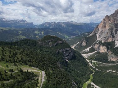 Kuzey İtalya 'nın Trentino, Güney Tyrol bölgesindeki Dolomites Dağı' nın Lagazuoi Dağı manzarası.