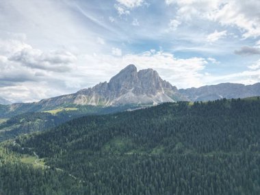 Kuzey İtalya 'nın Trentino, Güney Tyrol bölgesindeki Dolomites dağlarının Sass de Putia Havacılık manzarası.