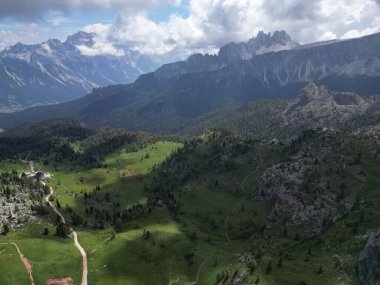 Kuzey İtalya 'da Trentino, Güney Tyrol' daki Dolomites dağ manzarasının beş kulelik Cinque 5 torri hava manzarası.
