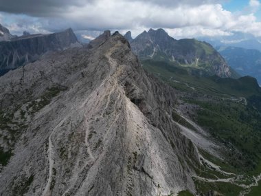 Kuzey İtalya 'da Trentino, Güney Tyrol' daki Dolomites dağ manzarasının beş kulelik Cinque 5 torri hava manzarası.