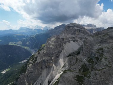 Crusc da Rit Havacılık 'tan Odle ve Cross Monte Croce Kuzey İtalya' nın Trentino kentindeki Dolomitlerin dağ manzarası..