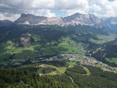 Crusc da Rit Havacılık 'tan Odle ve Cross Monte Croce Kuzey İtalya' nın Trentino kentindeki Dolomitlerin dağ manzarası..