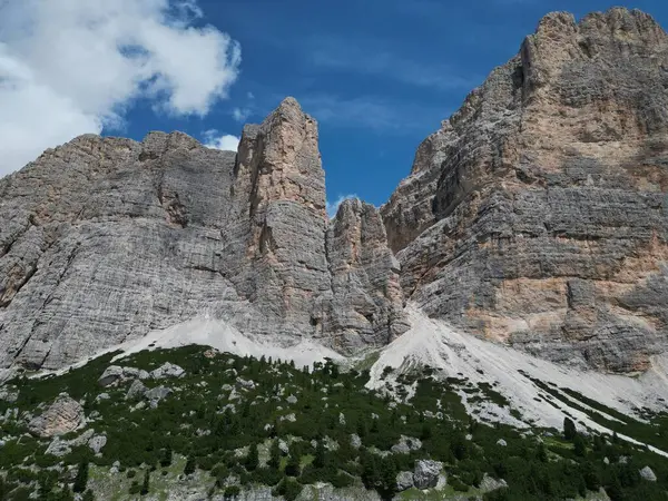 Kuzey İtalya 'nın Trentino, Güney Tyrol bölgesindeki Dolomites Dağı' nın Lagazuoi Dağı manzarası.