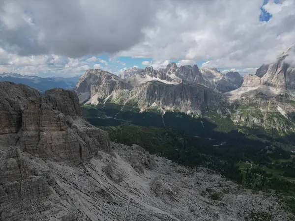 Kuzey İtalya 'da Trentino, Güney Tyrol' daki Dolomites dağ manzarasının beş kulelik Cinque 5 torri hava manzarası.