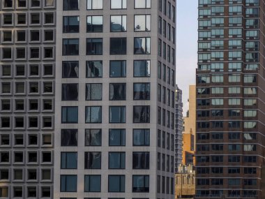 New York şehir merkezinin tepesinde Manhattan gökdelenleri gün batımında hava manzarası inşa ediyor.