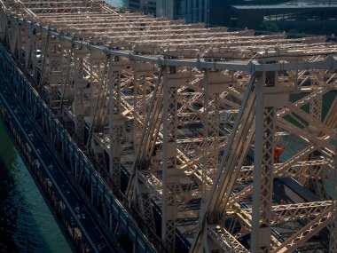 Ed Koch Queensboro Köprüsü New York şehri Manhattan 'ı Roosvelt Adası' na ve Queens hava görüntüsünü teleferiğe bağlıyor.